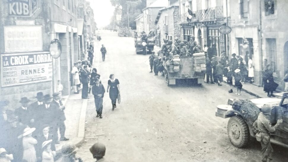Photo d'époque illsutrant le passage de la 2ème Division Blindée du Général Leclerc dans les rues d'Argentré-du-Plessis au moment de la Libération