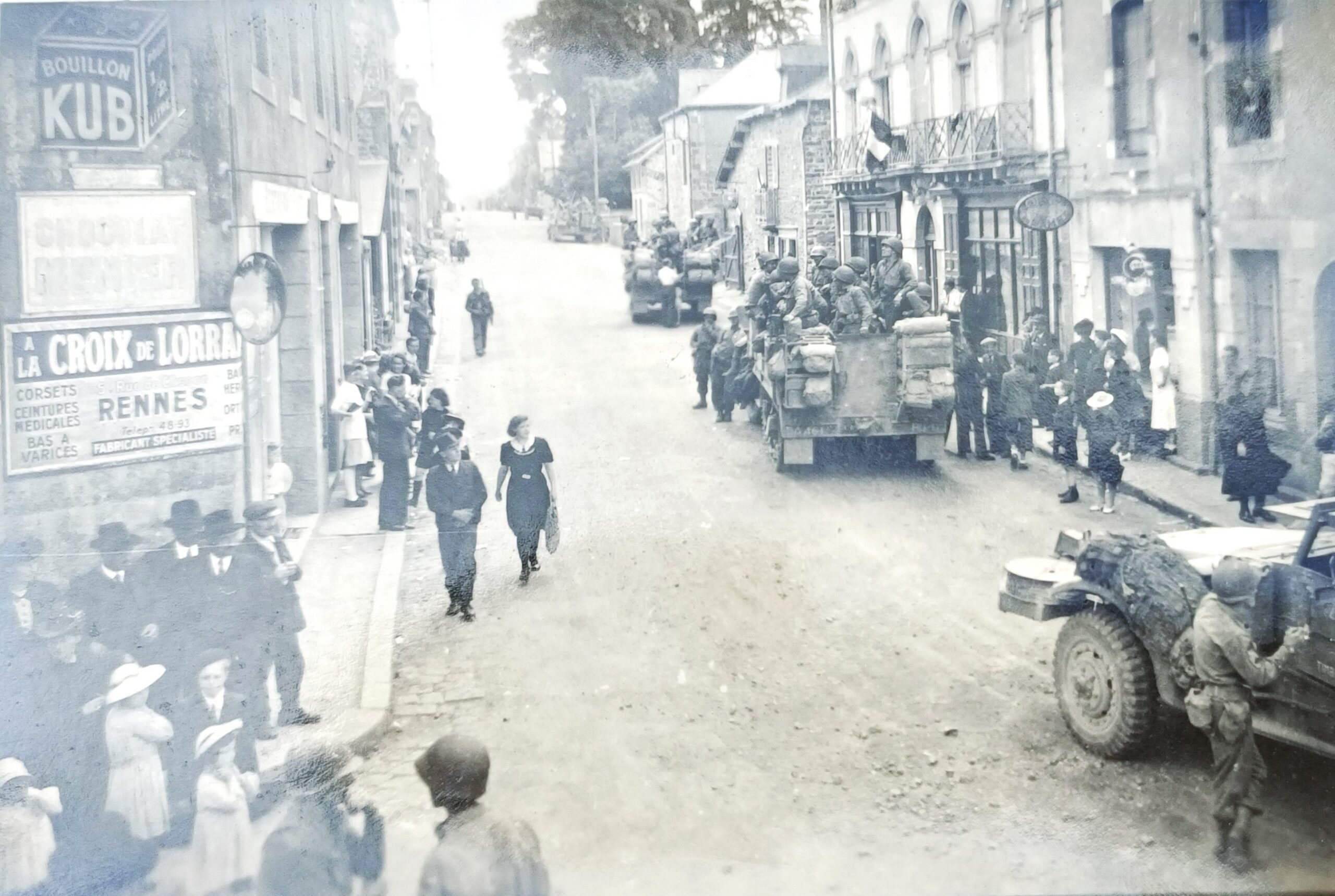Photo d'époque illsutrant le passage de la 2ème Division Blindée du Général Leclerc dans les rues d'Argentré-du-Plessis au moment de la Libération